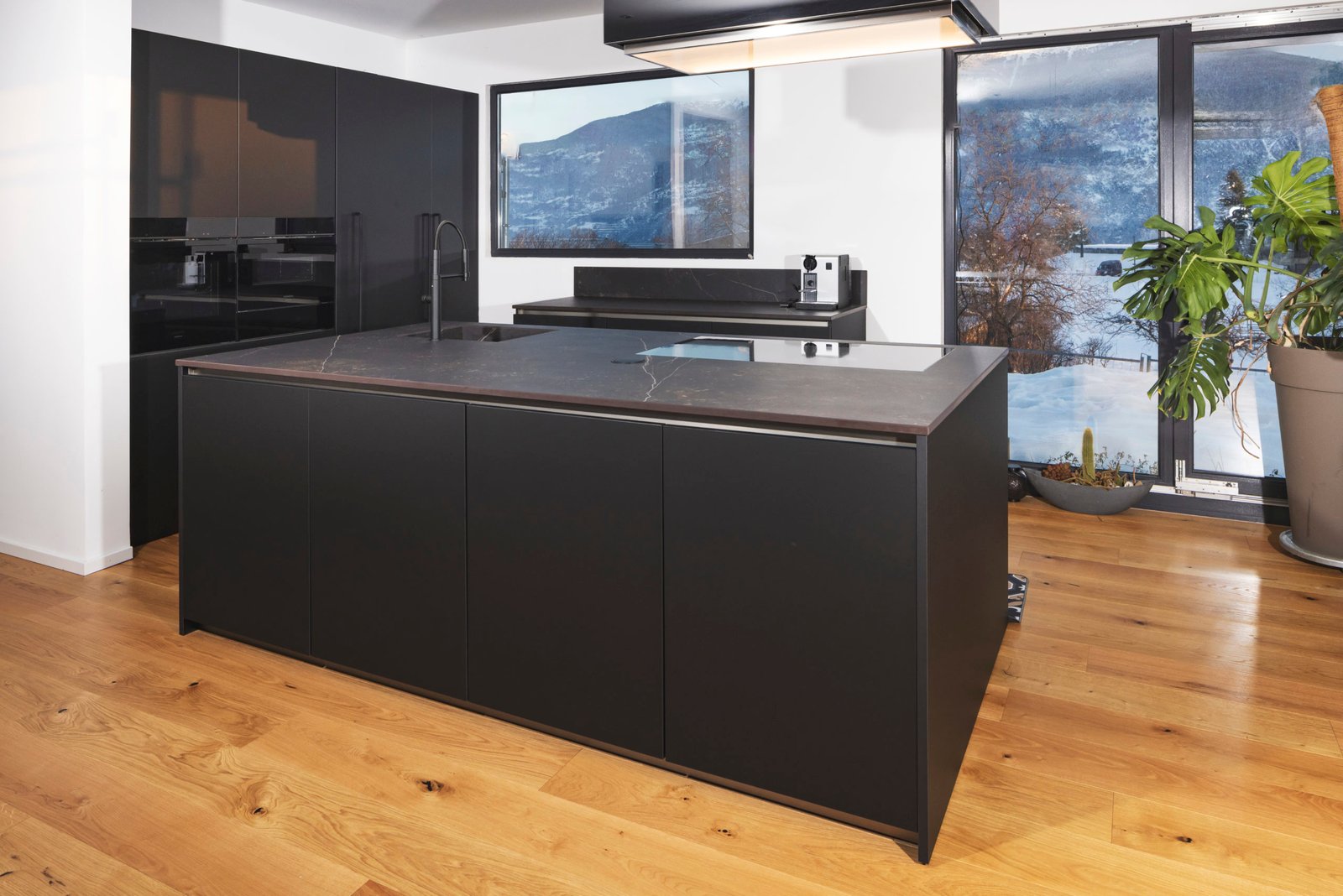 Cuisine sur mesure moderne avec ilot central, Grimisuat (VS)