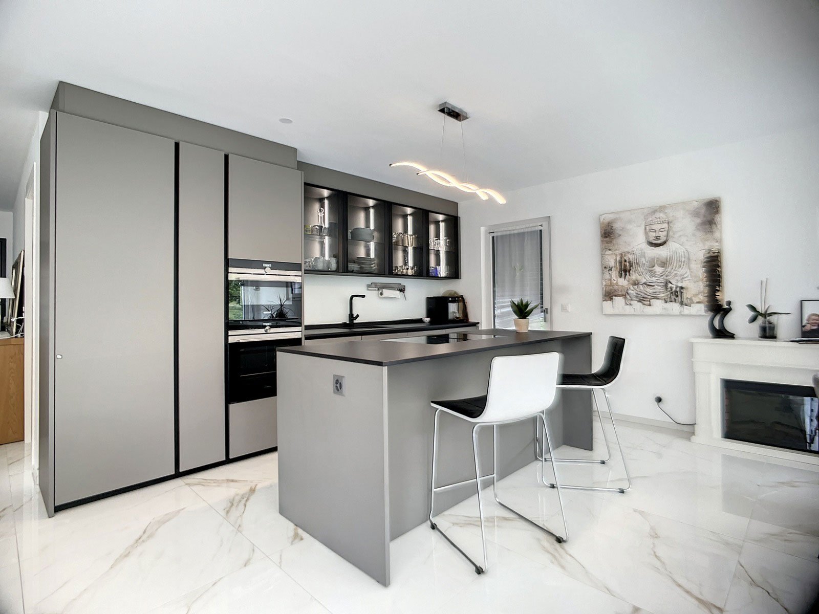 Cuisine agencée sur mesure dans appartement à Sion