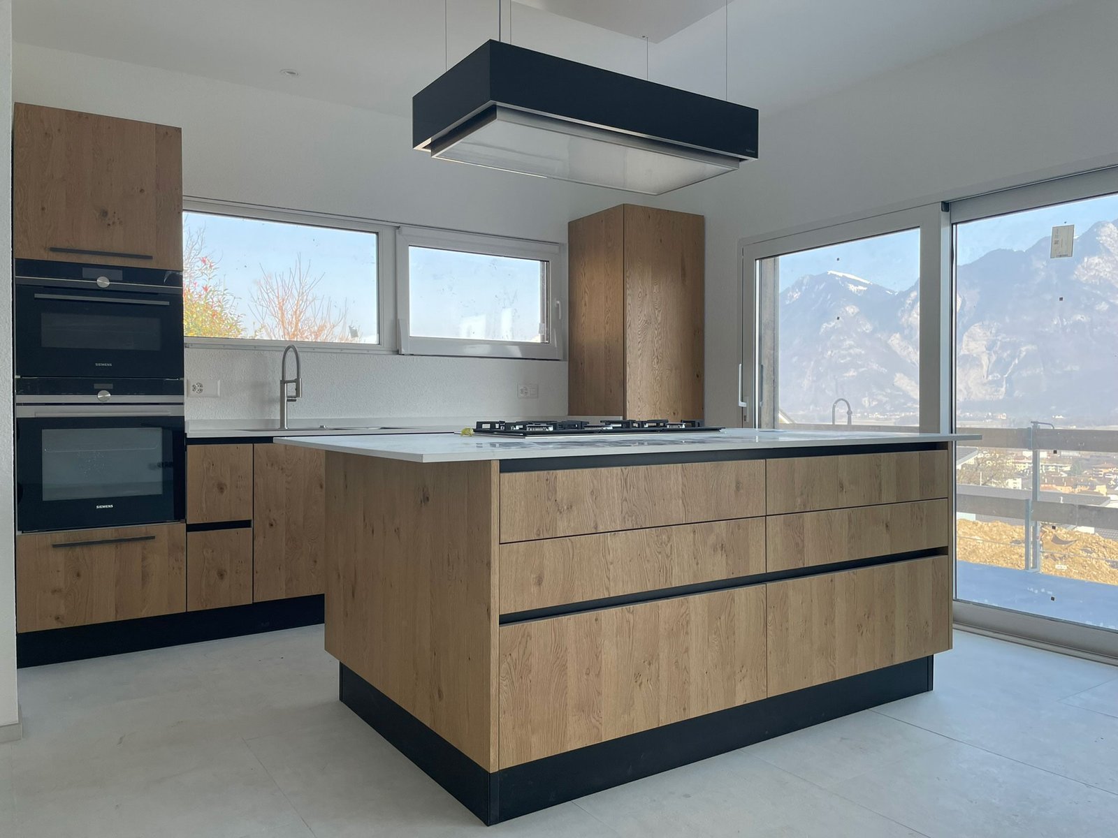 Cuisine blanche moderne livrée à Vouvry