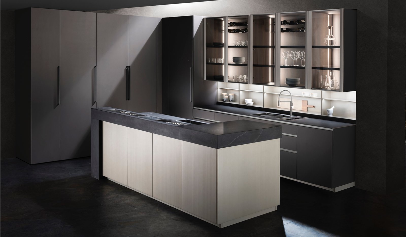 Cuisine sur mesure luxe avec vitrines à vin et îlot en pierre