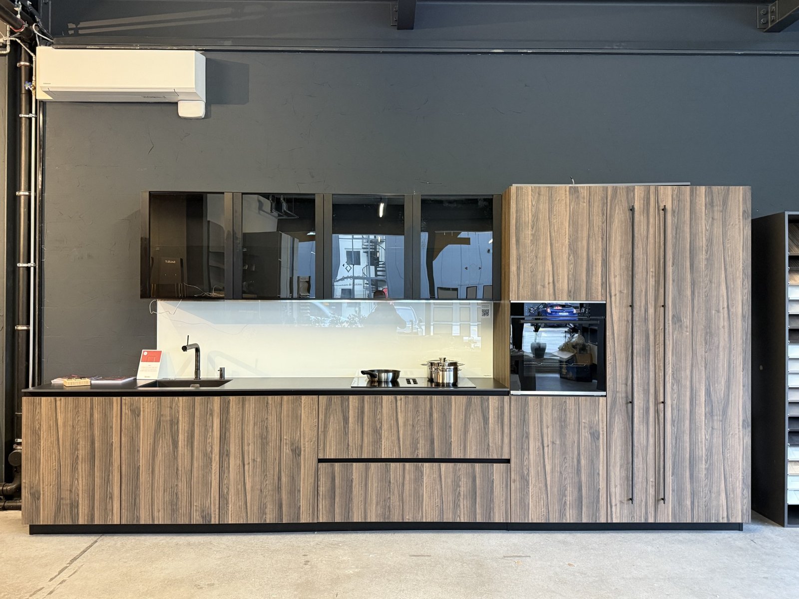 Cuisine sur mesure bois avec façades texturées