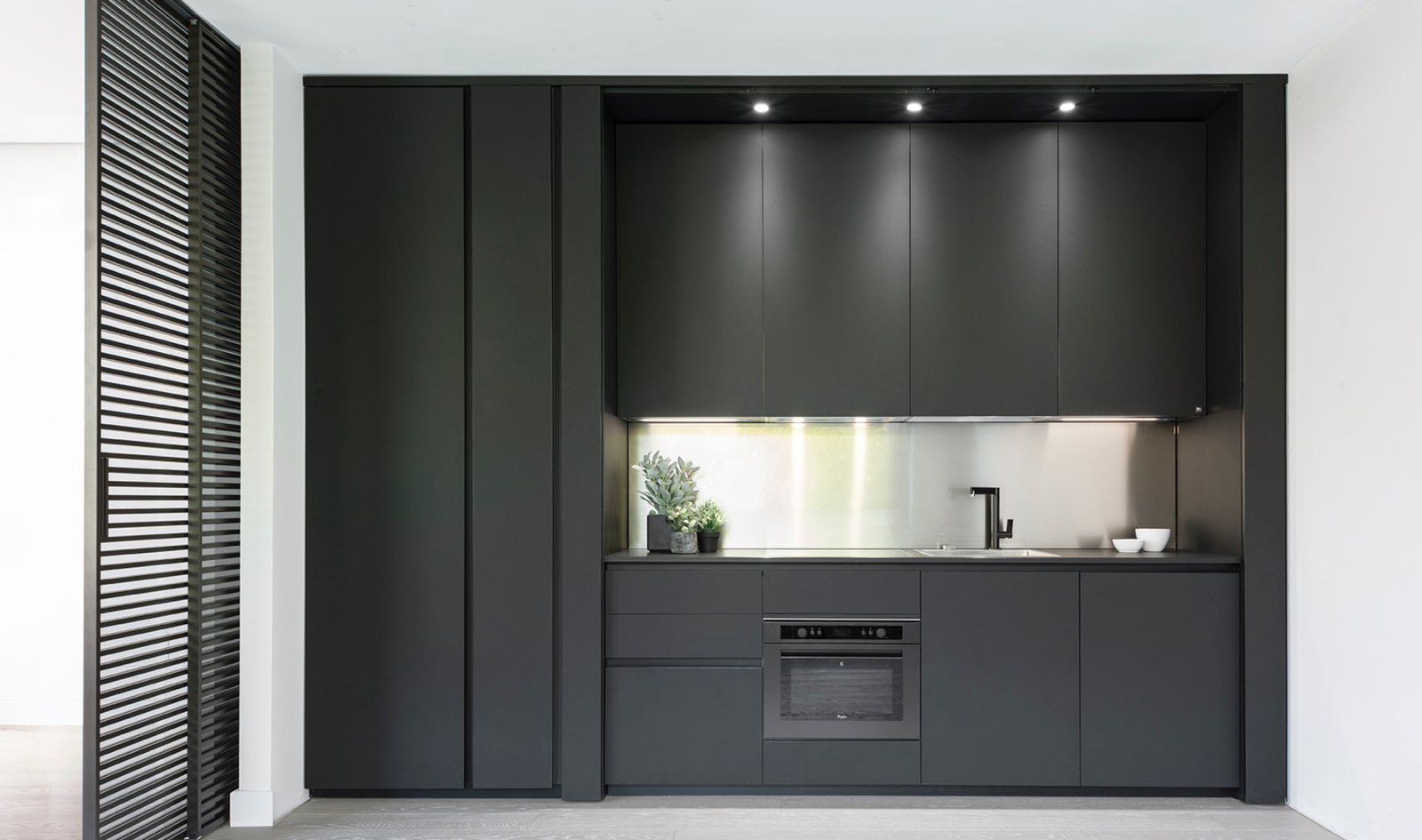 Cuisine minimaliste noire avec rangements intégrés