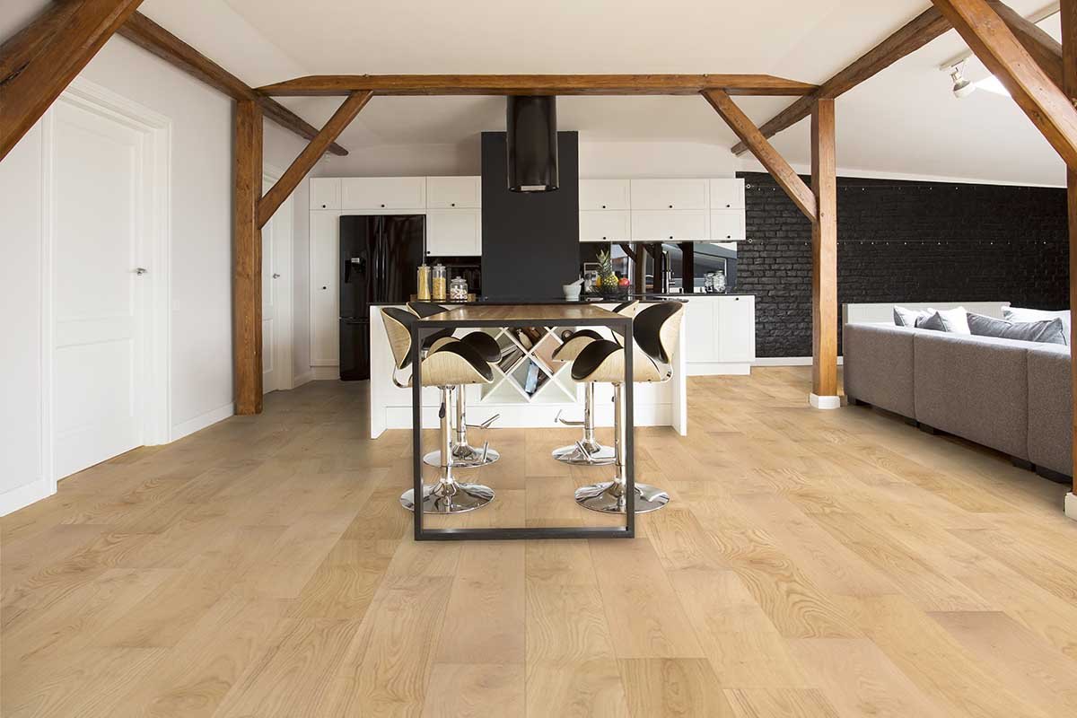 Parquet chêne clair lumineux dans loft avec poutres apparentes