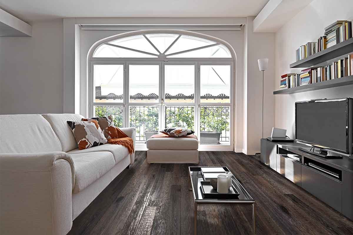 Parquet noyer profond dans salon chic